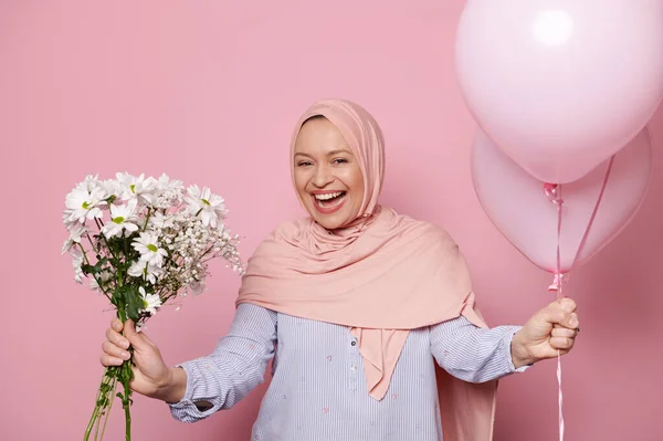 Glückliche Muslimin Hijab Lachend Die Kamera Blickend Posierend Mit Einem — Stockfoto