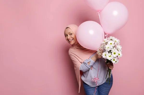 Приваблива Мусульманка Рожевому Хіджабі Усміхаючись Дивиться Камеру Визирає Надувних Повітряних — стокове фото