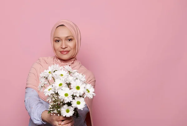 Attraktive Arabische Muslimin Rosafarbenen Hijab Die Mit Einem Schönen Strauß — Stockfoto