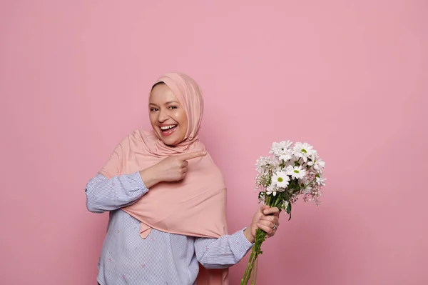 Lächelnde Fröhliche Arabische Muslimin Rosafarbenen Hijab Mit Einem Strauß Kamillen — Stockfoto