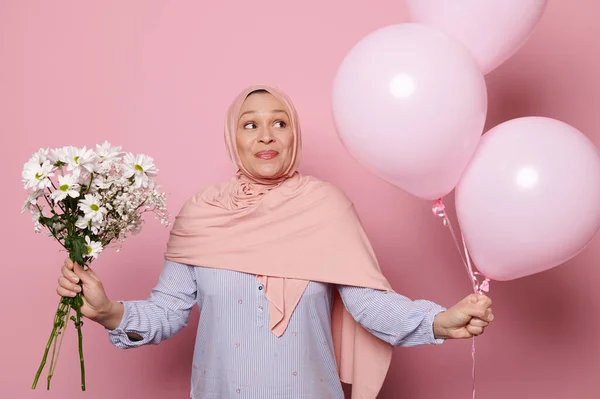Wunderschöne Arabische Muslimin Trägt Einen Rosafarbenen Hijab Hält Einen Strauß — Stockfoto