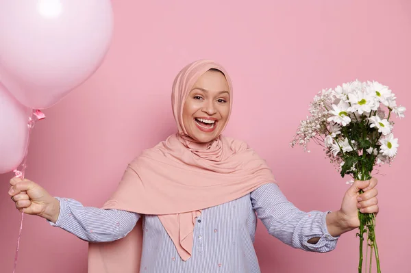 Lächelnde Muslimin Aus Dem Nahen Osten Rosa Hijab Und Lässigem — Stockfoto