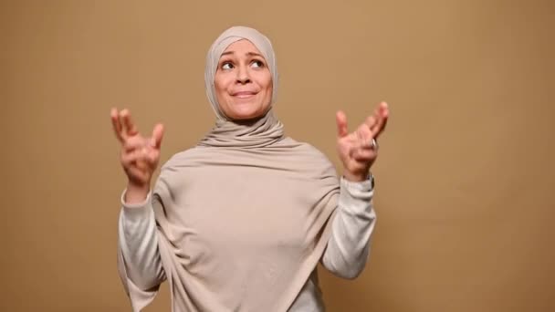 Mulher Muçulmana Hijab Bege Cruzando Dedos Com Olhar Esperançoso Orante — Vídeo de Stock