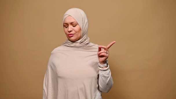 Sebevědomá Muslimka Středního Věku Oblečená Béžovém Hidžábu Ukazuje Znamení Stop — Stock video