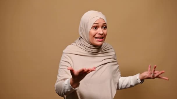Gråter Känslomässigt Rasande Muslimsk Kvinna Beige Hijab Skriker Grädde Isolerad — Stockvideo