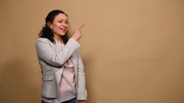 Çekici orta yaşlı kadın yapılacaklar listesini sayarken bej izole edilmiş arka plandaki fotokopi alanına işaret ediyor. Başparmaklarını kaldırıyor, sırıtıyor ve kameraya bakıyor. Metni kopyala