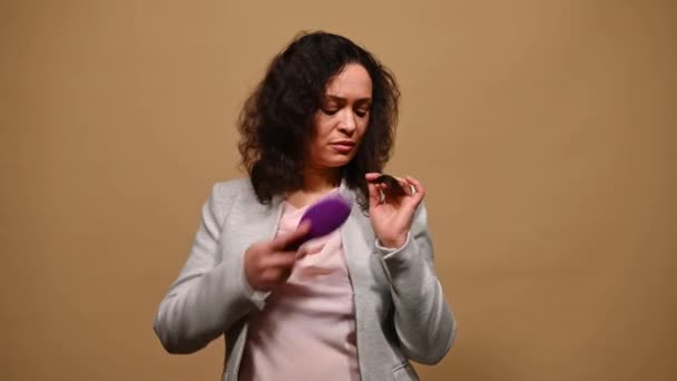Middle Aged Curly Haired Multi Ethnic Woman Combing Her Curly — Stock Video