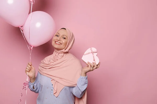 Тендітна Весела Жінка Близького Сходу Елегантний Рожевий Хіджаб День Народження — стокове фото