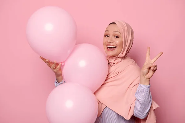 Fröhlicher Glamour Junge Muslimin Hübsche Frau Mit Ihrem Kopf Rosa — Stockfoto
