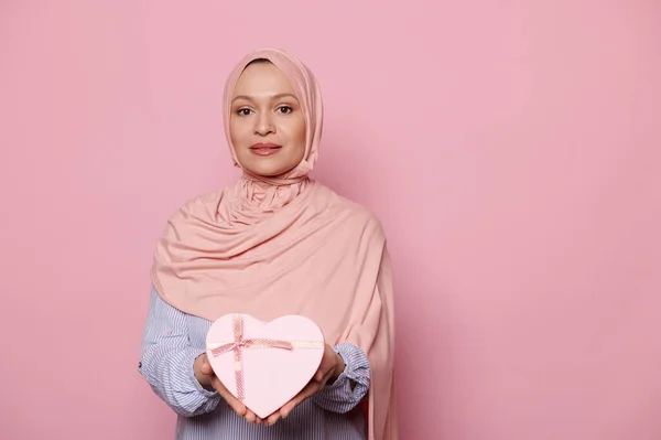 Wunderschöne Muslimin Rosafarbenen Hijab Der Hand Eine Niedliche Herzförmige Rosafarbene — Stockfoto