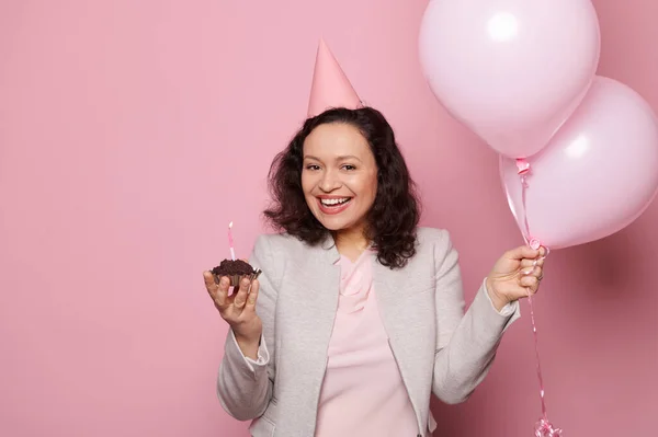 Vrolijke Multi Etnische Vrouw Met Een Roze Verjaardagshoed Haar Hoofd — Stockfoto