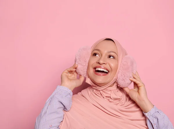 Porträt Einer Glücklichen Eleganten Modernen Muslimin Einem Rosafarbenen Hijab Und — Stockfoto