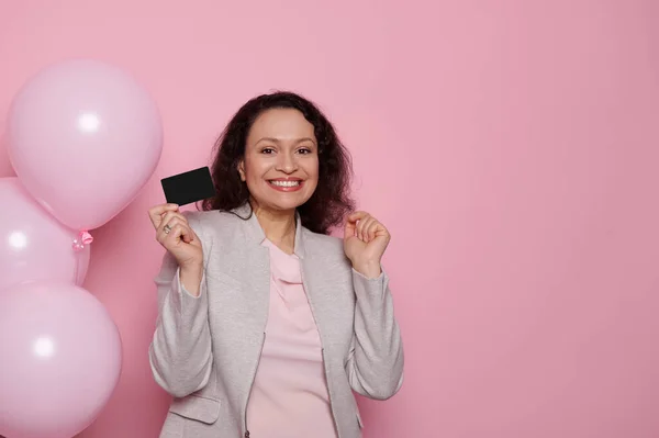 Mujer Latinoamericana Hermosa Sonriente Mediana Edad Mostrando Una Tarjeta Crédito — Foto de Stock