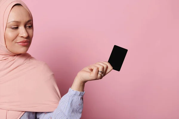 Впевнена Приваблива Арабська Мусульманка Головою Покритою Рожевим Хіджабом Тримає Чорну — стокове фото
