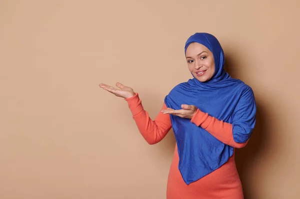 Schöne Muslimin Aus Dem Nahen Osten Elegantem Orangefarbenem Kleid Und — Stockfoto
