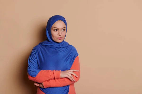 Selbstbewusste Nachdenkliche Arabische Muslimin Blauen Hijab Zur Seite Blickend Mit — Stockfoto