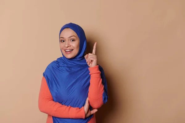 Fröhliche Arabische Muslimin Mittleren Alters Blauen Hijab Den Finger Nach — Stockfoto