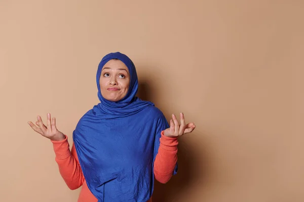 Nachdenkliche Arabisch Muslimische Frau Blauen Hidschab Unsicher Aufblickend Die Hände — Stockfoto
