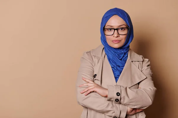 Впевнена Арабська Мусульманка Середніх Років Елегантному Бежевому Пальто Синьому Хіджабі — стокове фото