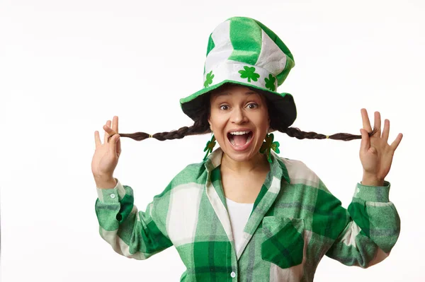 戴着绿帽 头戴三叶草叶 表情积极向上 看着相机 被白色背景隔离的漂亮而惊讶的女人 圣帕特里克节 爱尔兰文化和传统啤酒节 — 图库照片