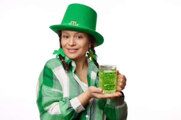 身穿三叶草耳环 绿帽和格子衬衫 头戴绿色爱尔兰啤酒 头戴绿色爱尔兰啤酒 头戴照相机的漂亮黑发女人的白色背景孤零零的画像 — 图库照片