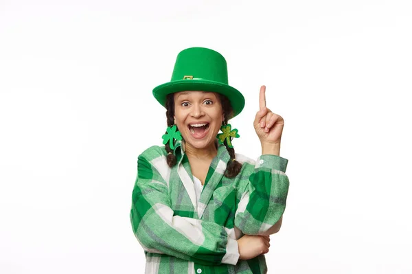 Εκπληκτική Μελαχρινή Πολυεθνική Όμορφη Γυναίκα Πράσινα Ρούχα Καρναβαλιού Για Πάρτι — Φωτογραφία Αρχείου