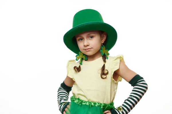 Linda Menina Caucasiana Vestida Duende Com Chapéu Carnaval Verde Com — Fotografia de Stock