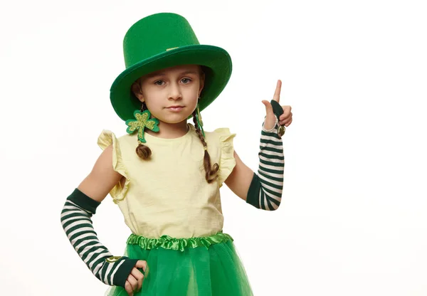 Adorável Menina Caucasiana Vestida Como Duende Chapéu Verde Luvas Listradas — Fotografia de Stock
