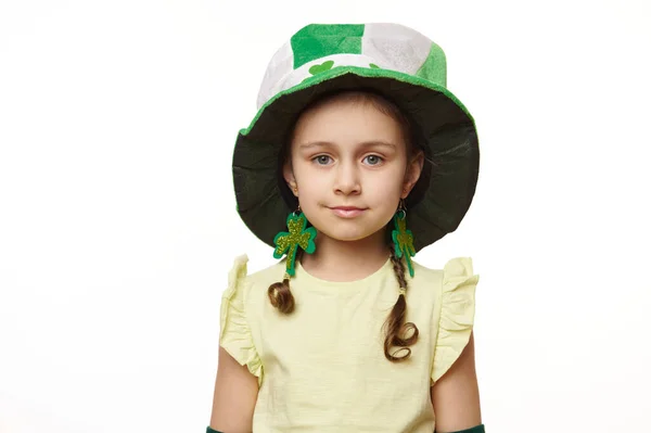 Знятий Портрет Маленької Дівчинки Зеленому Капелюсі Святого Патрика Листя Конюшини — стокове фото
