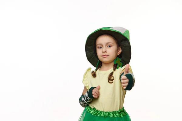 Adorável Irlandesa Menina Vestindo Trevo Folhas Brincos Chapéu Verde Mostrando — Fotografia de Stock