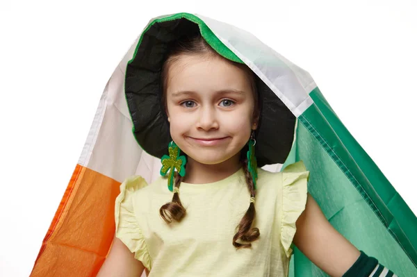 Närbild Porträtt Bedårande Gammal Irländsk Liten Barn Flicka Bär Klöver — Stockfoto