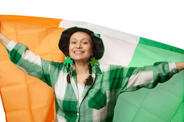 Многонациональная Гламурная Брюнетка Шапке Лепрекона Зеленой Клетчатой Рубашке Флагом Ирландии — стоковое фото