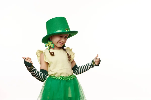 Criança Adorável Menina Irlandesa Vestindo Brincos Folha Trevo Luvas Listradas — Fotografia de Stock