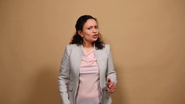 Endişeli çok ırklı orta yaşlı kadın dur işareti gösteriyor, yanlış anlama, hayal kırıklığı, inkar ve reddedilme belirtileri gösteriyor.