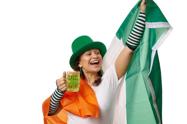 Веселая Женщина Карнавальных Головных Уборах Несущая Ирландский Флаг Празднующая Марта — стоковое фото
