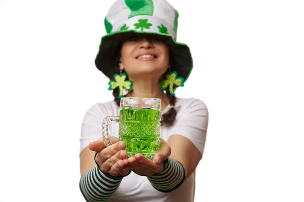 有选择地专注于一个杯子与绿色啤酒在一个性感的女服务员手中 戴着绿色的Leprechaun帽与三叶草叶 在圣帕克斯酒吧聚会上为您服务 孤立的白色背景 3月17日 — 图库照片