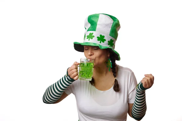 Ładna Kobieta Karnawałowym Kapeluszu Liśćmi Koniczyny Pijąca Tradycyjny Irlandzki Napój — Zdjęcie stockowe