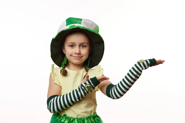 Retrato Emocional Uma Adorável Menina Irlandesa Chapéu Leprechaun Com Folhas — Fotografia de Stock