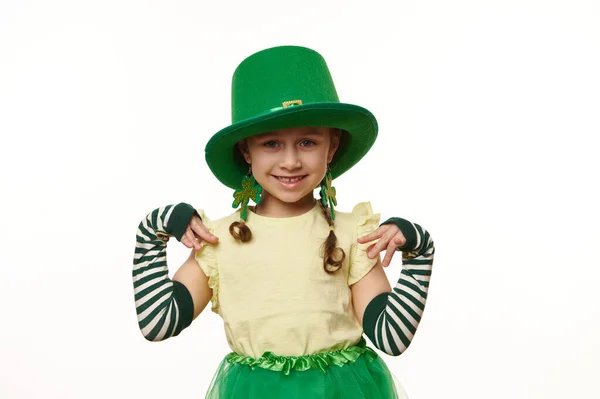 在白色背景上的孤零零的画像 是一个可爱可爱的可爱的微笑的小女孩 穿着像个妖精 头戴狂欢节的绿帽 头戴条纹手套 准备参加圣帕克斯节的宴会 — 图库照片