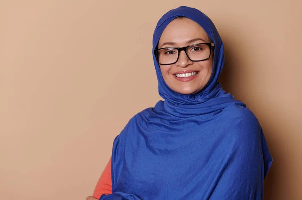 Selbstbewusste Arabische Muslimin Mittleren Alters Mit Kopf Blauen Hijab Mit — Stockfoto