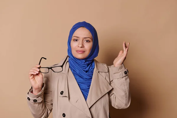 Сумнівна Нерішуча Мусульманка Близького Сходу Синьому Хіджабі Випадкове Класичне Пальто — стокове фото