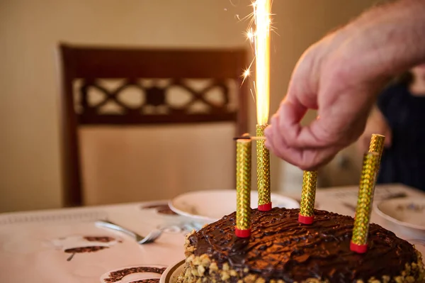 Selectieve Focus Chocoladetaart Hand Draaien Brandende Kaarsen Branden Kaarsen Verjaardag — Stockfoto