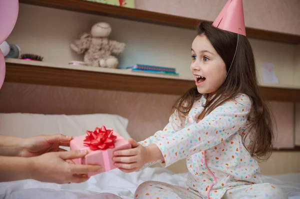 Criança Incrível Aniversariante Pijama Sentada Cama Seu Quarto Expressando Emoções — Fotografia de Stock