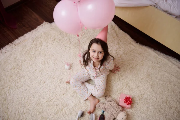 Vista Cima Uma Encantadora Criança Anos Aniversariante Pijama Elegante Chapéu — Fotografia de Stock