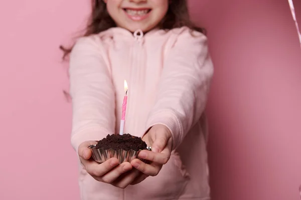 Foco Seletivo Cupcake Aniversário Chocolate Com Vela Acesa Nas Mãos — Fotografia de Stock