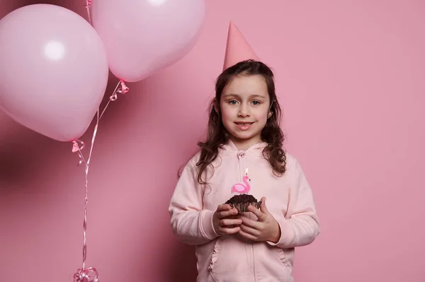 Menina Alegre Surpreendente Chapéu Festa Rosa Segurando Cupcake Aniversário Com — Fotografia de Stock