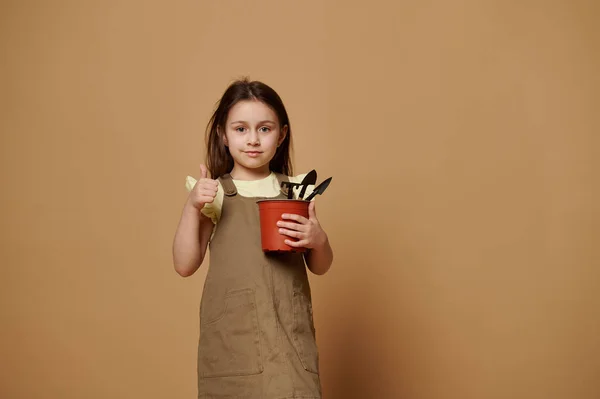 Pequena Menina Caucasiana Gesticulando Com Polegar Para Cima Segurando Vaso — Fotografia de Stock