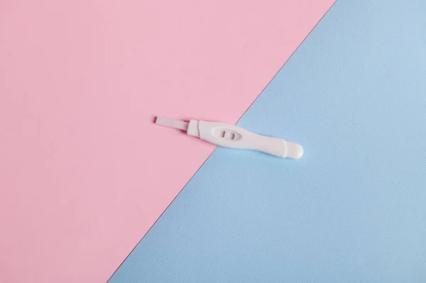 Geïsoleerde Platte Shot Van Positieve Zwangerschapstest Kit Roze Blauwe Pastel — Stockfoto