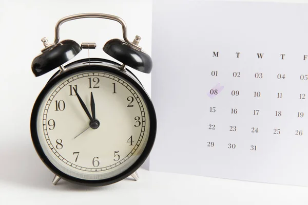 Calendário Branco Com Data Marcada Março Relógio Alarme Retro Preto — Fotografia de Stock