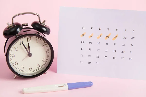 Pozitív Tintasugaras Terhességi Teszt Fekete Retro Ébresztőóra Fehér Naptár Rózsaszín — Stock Fotó